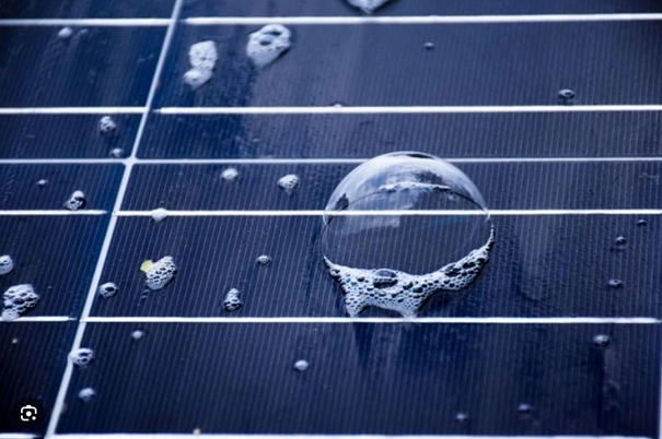 Protégez votre investissement : Tout ce que vous devez savoir sur le nettoyage des panneaux photovoltaïques